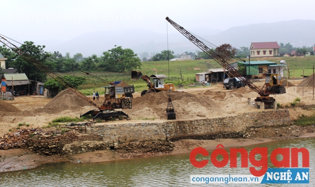 Nhiều chủ bến, bãi tập kết cát, sỏi đã ký cam kết không vi phạm và tiến hành giải tỏa