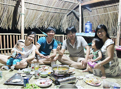 Gia đình anh Chu Văn Quán, ở quận 9, TP.Hồ Chí Minh thưởng thức hải sản trên bè hào Đực Nhỏ-Long Sơn.