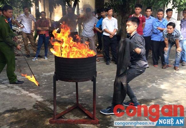 Các học viên thực hành dập tắt đám cháy