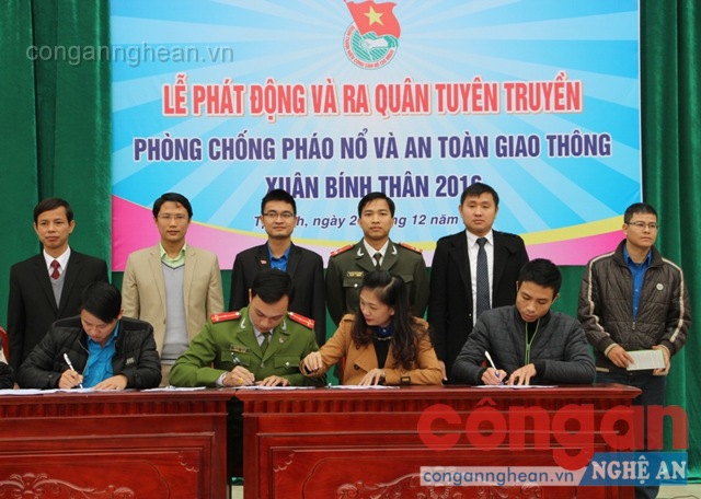 Đại biểu chứng kiến lễ Ký cam kết chấp hành pháp luật về phòng chống pháo và ATGT