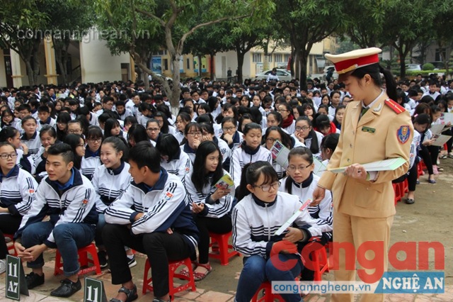 Đội CSGT, Công an Tp Vinh phát tờ rơi tuyên truyền pháp luật về ATGT