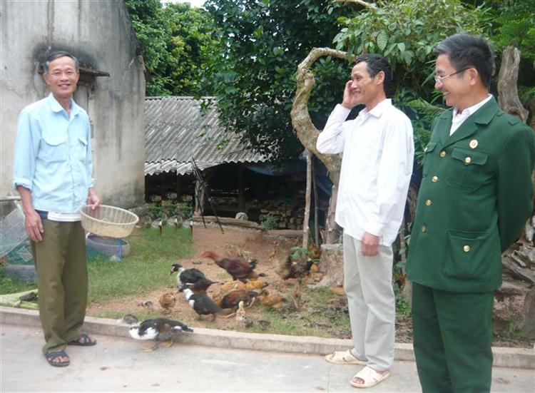 Cựu chiến binh Đậu Khoa Kỳ (ngoài cùng bên trái) chia sẻ kinh nghiệm chăn nuôi với người dân