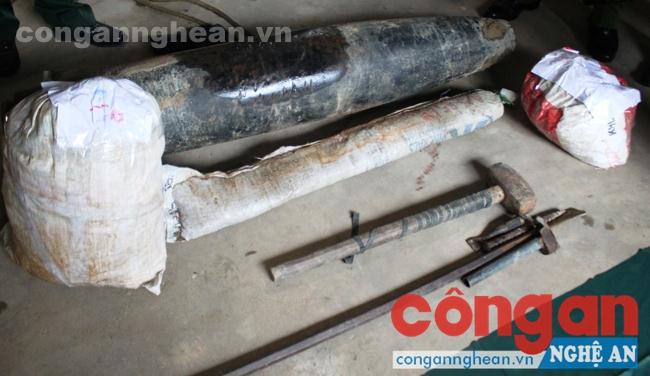 Quả bom và những dụng cụ dùng để tháo, đục bom của đối tượng Quy