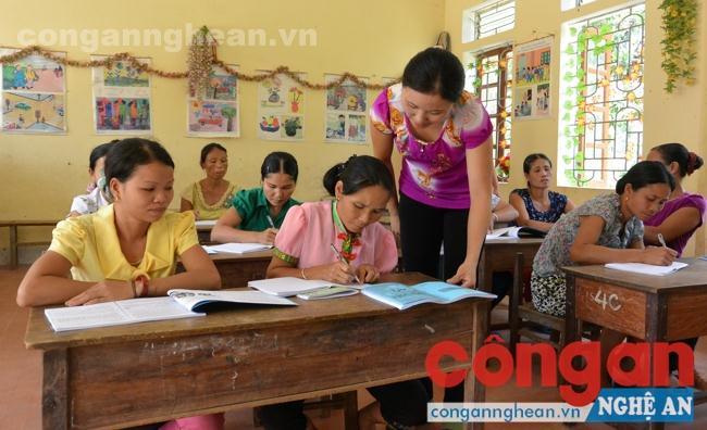 5 năm thực hiện phong trào thi đua, trong ngành giáo dục đã xuất hiện nhiều tấm gương nữ nhà giáo “giỏi việc trường, đảm việc nhà” (Trong ảnh: Cô giáo điểm Trường Tiểu học 2 Lục Dạ, huyện Con Cuông dạy lớp xóa mù chữ cho phụ nữ vùng cao)