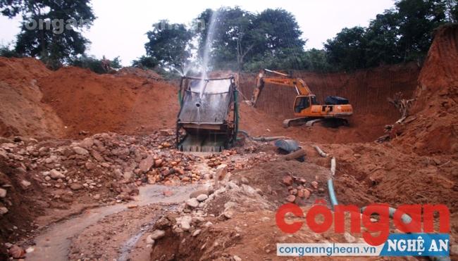 Máy xúc đang múc đất tại điểm khai thác ở bản Piêng Nha, xã Quế Sơn, huyện Quế Phong