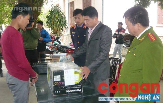  Công an huyện Quỳ Hợp mở niêm phong tang vật vụ việc trước sự chứng kiến của đại diện Viện KSND huyện - Ảnh P.G