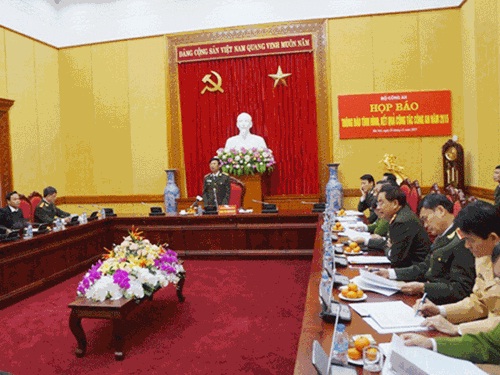 Thượng tướng Đặng Văn Hiếu phát biểu, chủ trì buổi họp báo