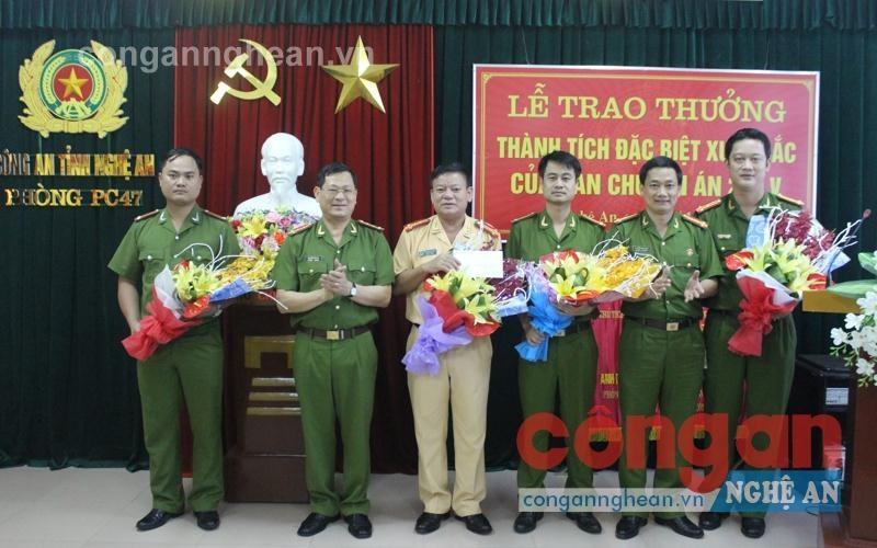 Đồng chí Đại tá Nguyễn Hữu Cầu- Giám đốc Công an tỉnh và đồng chí Đại tá Nguyễn Mạnh Hùng, Phó giám đốc Công an tỉnh trao thưởng cho Ban chuyên án 288V triệt phá đường dâyma túy liên tỉnh