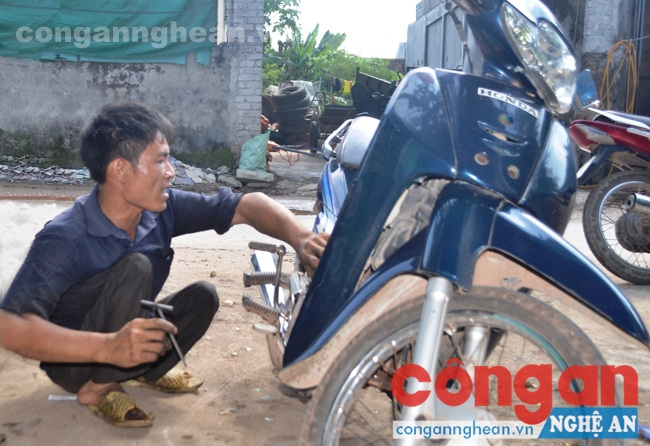 Anh Cao Cự Hùng sửa xe máy cho khách