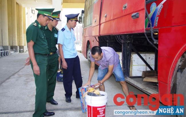 Lực lượng BĐBP Nghệ An phối hợp với Hải quan kiểm tra, kiểm soát phương tiện, hàng hóa qua lại Cửa khẩu quốc tế Nậm Cắn