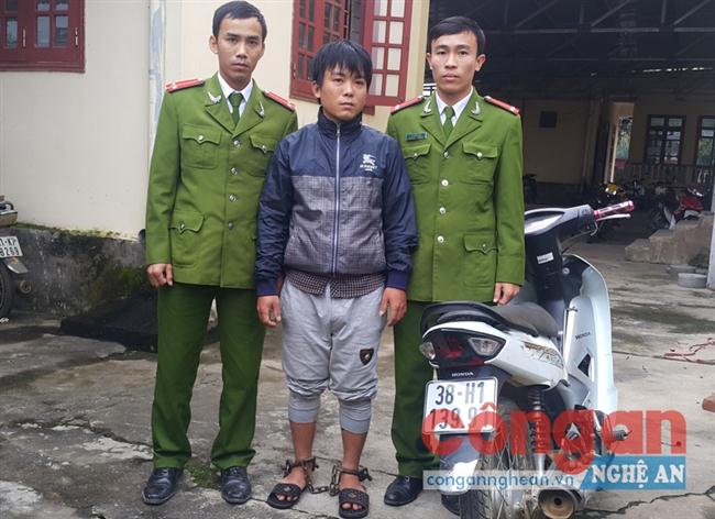 Đối tượng Nguyễn Văn Nghĩa và tang vật tại Công an huyện Hương Sơn