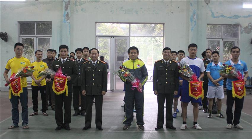 Lãnh đạo Công an tỉnh tặng hoa và cờ lưu niệm cho các đội bóng