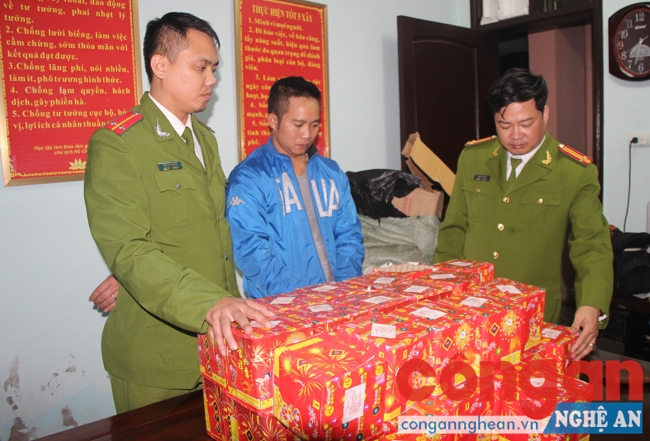 Lực lượng Công an kiểm tra số pháo thu được 