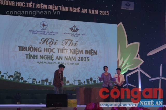 Phần thi tiểu phẩm của đội thi Anh Sơn
