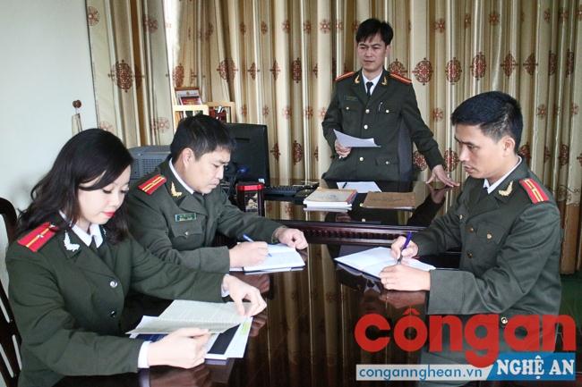 Lãnh đạo Phòng ANĐT quán triệt nhiệm vụ cho tổ công tác trước khi làm nhiệm vụ