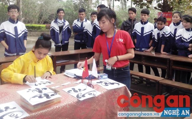 Các học sinh hào hứng tham gia chương trình giao lưu