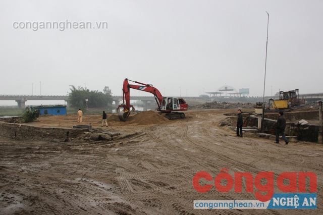 Công ty Hùng Hưng chấp hành việc tháo dỡ và di chuyển cần cẩu ra khỏi bến tập kết