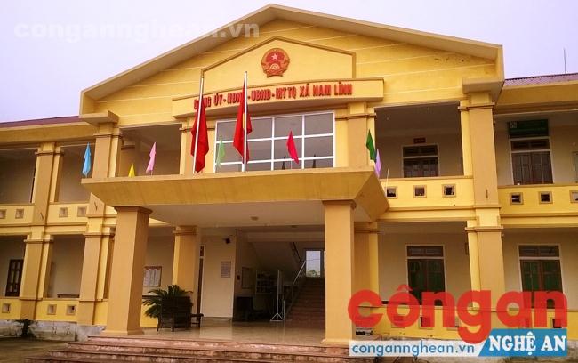 Mới 10 giờ 37 phút nhưng cán bộ, công chức, viên chức xã Nam Lĩnh, huyện Nam Đàn đã rời công sở, tất cả phòng làm việc nhà 2 tầng đều khóa kín cửa