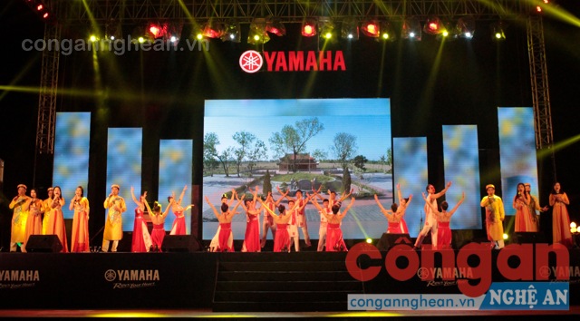 Các tiết mục văn nghệ đặc sắc được trình diễn bởi các nghệ sỹ đến từ Nhà hát nghệ thuật đương đại Việt Nam, Đoàn ca múa nhạc dân tộc tỉnh Nghệ An