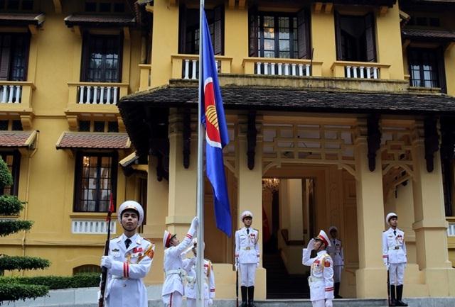 Lá cờ ASEAN tượng trưng cho sự hòa bình, bền vững, đoàn kết và năng động của ASEAN - Ảnh: VGP/Hải Minh