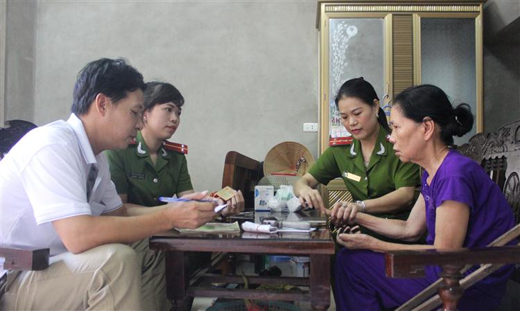Cán bộ “Bộ phận một cửa” Công an tỉnh đến tận nhà                                                   làm CMND cho người già mắc bệnh hiểm nghèo