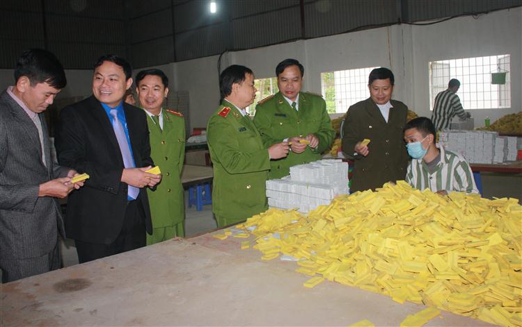 Đồng chí Thiếu tướng Đỗ Tá Hảo, Cục trưởng C86, Tổng cục VIII, Bộ Công an                              thăm nơi học nghề, khu sản xuất của phạm nhân tại Trại giam số 3