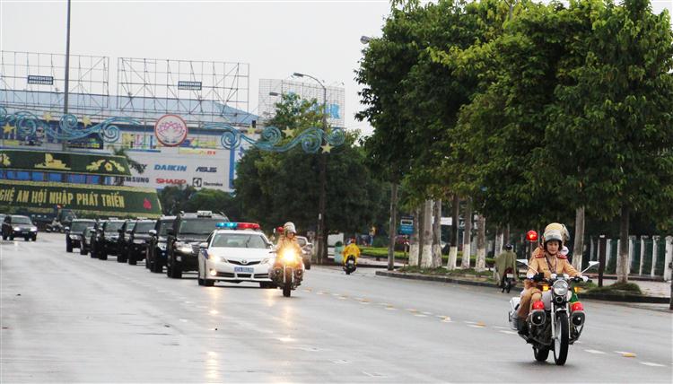 Nữ Cảnh sát giao thông dẫn đoàn trong một lần làm nhiệm vụ