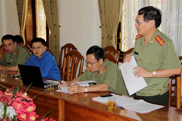Đồng chí Đại tá Nguyễn Đình Dung, Phó Giám đốc Công an tỉnh cùng đoàn công tác kiểm tra tình hình xây dựng phong trào toàn dân bảo vệ ANTQ tại huyện Kỳ Sơn