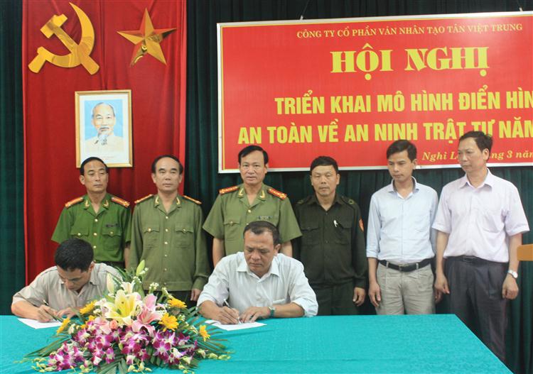 Ký kết mô hình “An toàn về ANTT” giữa Công an tỉnh và Công ty CP Ván nhân tạo Việt - Trung