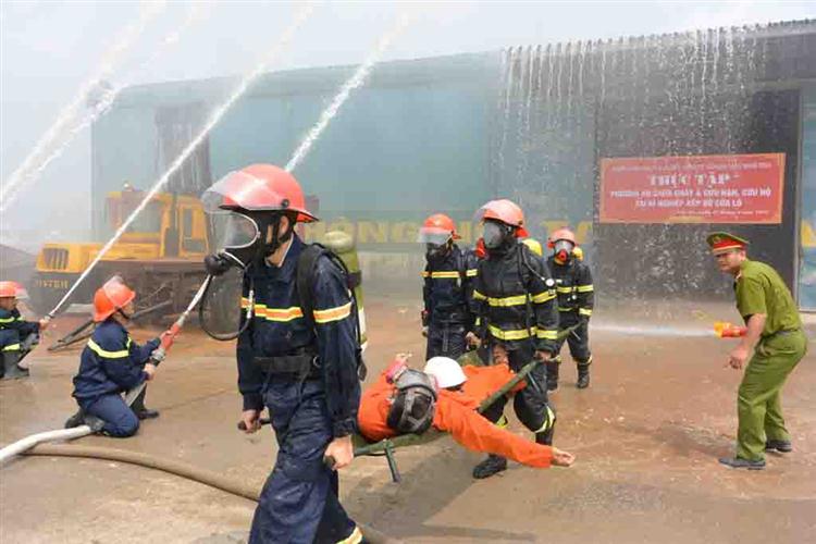Lực lượng chữa cháy thực hiện các tình huống chữa cháy trong một buổi diễn tập