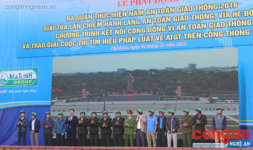 Tặng quà cho đội TNXK, đội tự quản trật tự ATGT