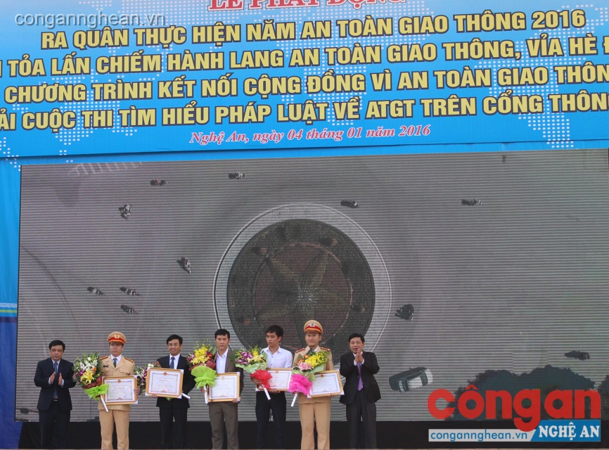 Lãnh đạo UBND tỉnh, Ban ATGT tỉnh khen thưởng Ban Tổ chức, Ban giám khảo cuộc thi