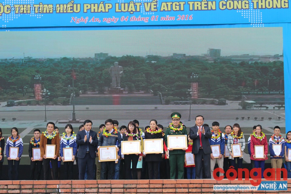 Trao giải các tập thể, cá nhân đạt giải cuộc thi