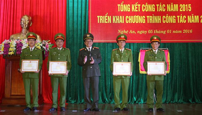 Đồng chí Phó tổng cục trưởng Tổng cục chính trị BCA trao Bằng khen của BCA cho  các cá nhân có thành tích xuất sác