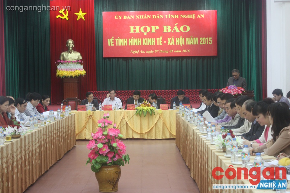 Đại diện Sở KH-ĐT báo cáo tình hình kinh tế- xã hội năm 2015