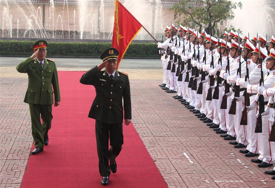 Đồng chí Thượng tướng Đặng Văn Hiếu Uỷ viên Trung ương Đảng, Phó Bí thư Đảng uỷ Công an Trung ương, Thứ trưởng Thường trực Bộ Công an duyệt đội danh dự Công an Nghệ An trước giờ triển khai Hội nghị.