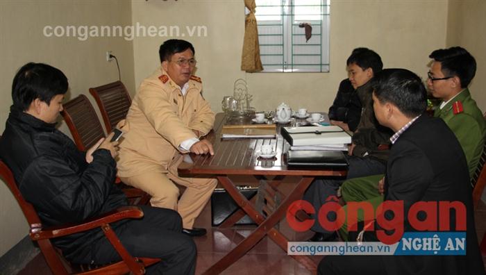Đoàn liên ngành làm việc tại Hợp tác xã Hưng Thủy,                     lập biên bản bàn giao cho chính quyền                                   phường Bến Thủy quản lý
