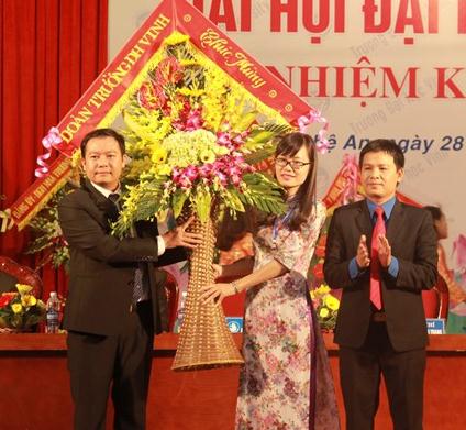 Phan Thị Quỳnh Trang nhận hoa chúc mừng khi được bầu làm Chủ tịch Hội Sinh viên Trường ĐH Vinh