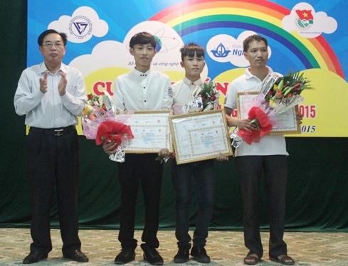 2 em Hoàng Anh Tuấn và Hoàng Đức Tuấn nhận giải Đặc biệt tại Cuộc thi Sáng tạo trong thanh, thiếu niên, nhi đồng tỉnh Nghệ An 2015