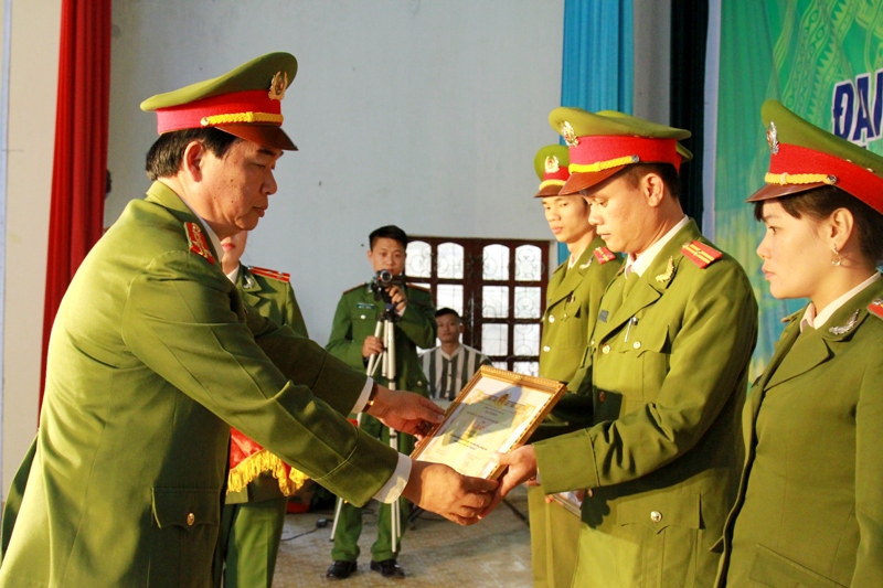 Trao thưởng cho các tập thể, cá nhân có thành tích xuất sắc trong dịp đặc xá 2015 và phong trào viết thư