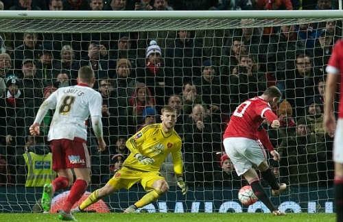  Rooney vớt vát trận thắng đầy thất vọng trên chấm 11m