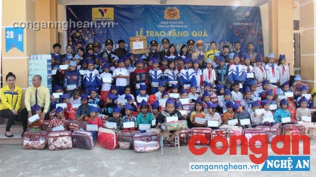 Đoàn trao những phần quà tới các em học sinh có hoàn cảnh khó khăn