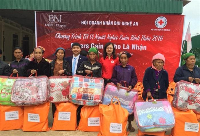 Hội chữ đỏ, Hội doanh nhân BNI Nghệ An trao quà cho các hộ nghèo tại xã Keeng Đu, Kỳ Sơn