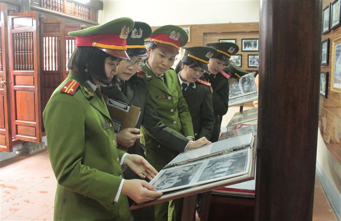 Các hội viên thăm quan tại khu tưởng niệm