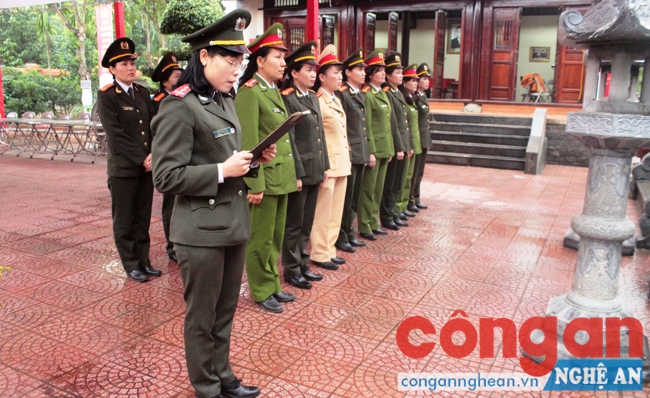 Hội Phụ nữ Công an tỉnh dâng hoa, dâng hương tại Nhà tưởng niệm cố Bộ trưởng Trần Quốc Hoàn