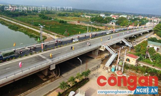 Cầu vượt đường sắt cửa ngõ phía Bắc TP Vinh là một trong những công trình góp phần làm thay đổi diện mạo của địa phương