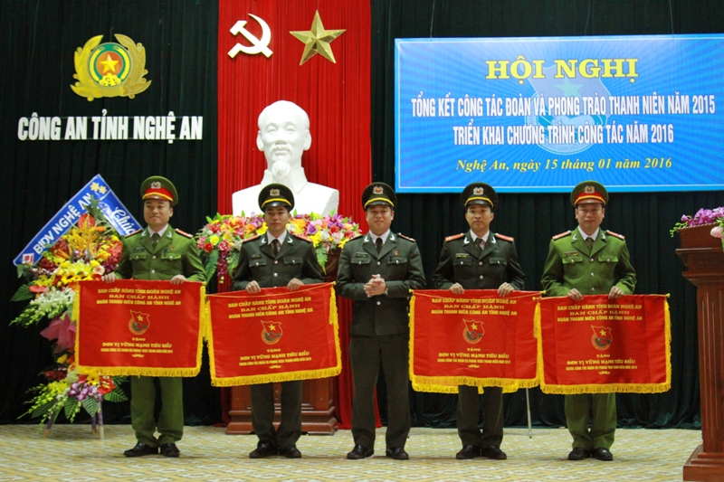 Tặng cờ đơn vị vững mạnh tiêu biểu cho các đoàn cơ sở trực thuộc.