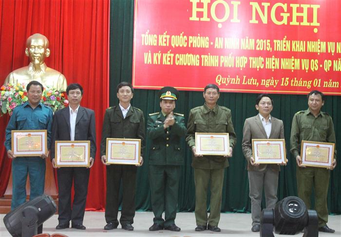Các tập thể, cá nhân được trao tặng Bằng khen, giấy khen