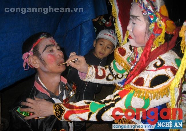 Hóa trang trước giờ biểu diễn