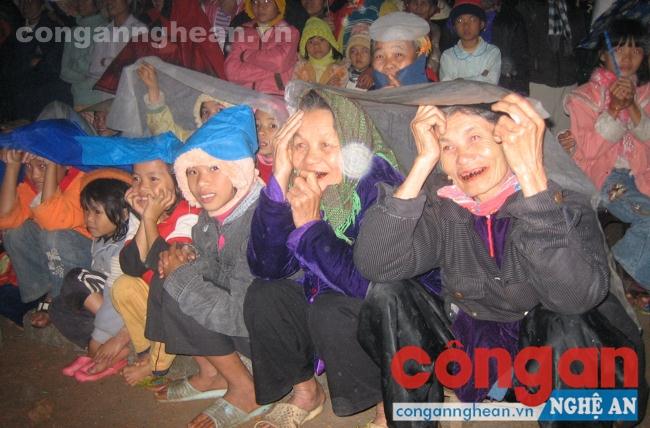 Người dân háo hức xem tuồng Bình Nguyên